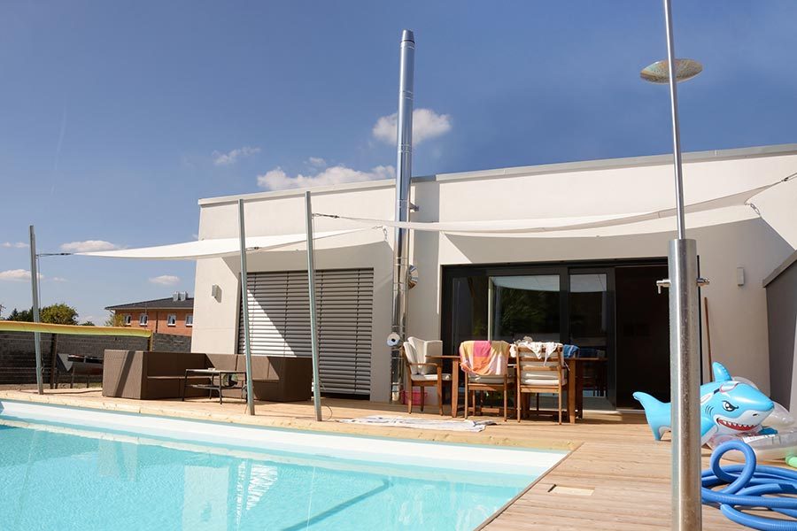 Modernes Wohnhaus mit Pool