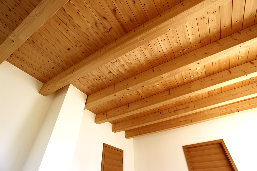 Holzhaus mit Holzdecke und gesundem Raumklima Holzhaus mit Holzdecke und gesundem Raumklima