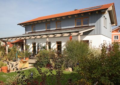 Holzhaus mit partieller Holzverkleidung