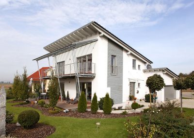 Holzhaus mit schönem Garten