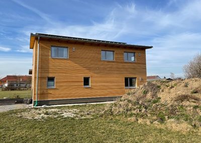 Einfamilienhaus in Atting: Außenansicht von Westen