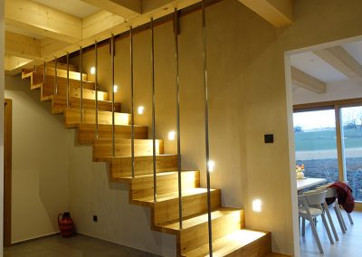 Eingangsbereich mit beleuchteter Treppe