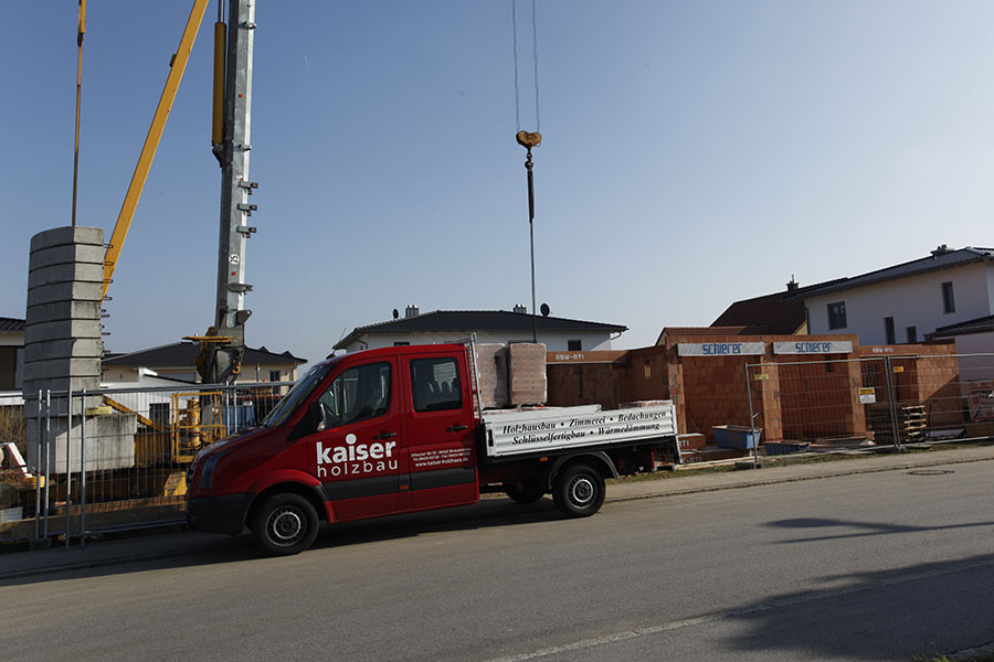 Fahrzeug Kaiser Holzbau auf Baustelle