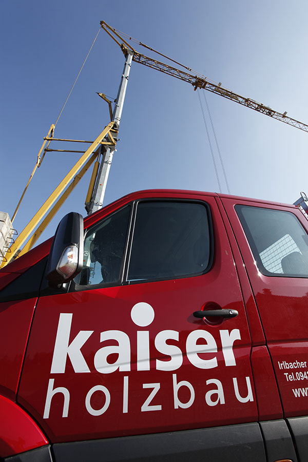 Fahrzeug von Kaiser Holzbau auf einer Baustelle Fahrzeug von Kaiser Holzbau auf einer Baustelle