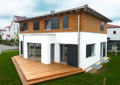 Holzhaus mit Schiebeläden