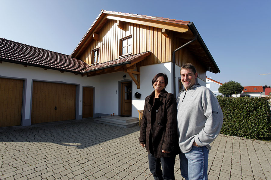 Zufriedene Kunden nach dem Hausbau mit Kaiser Holzbau