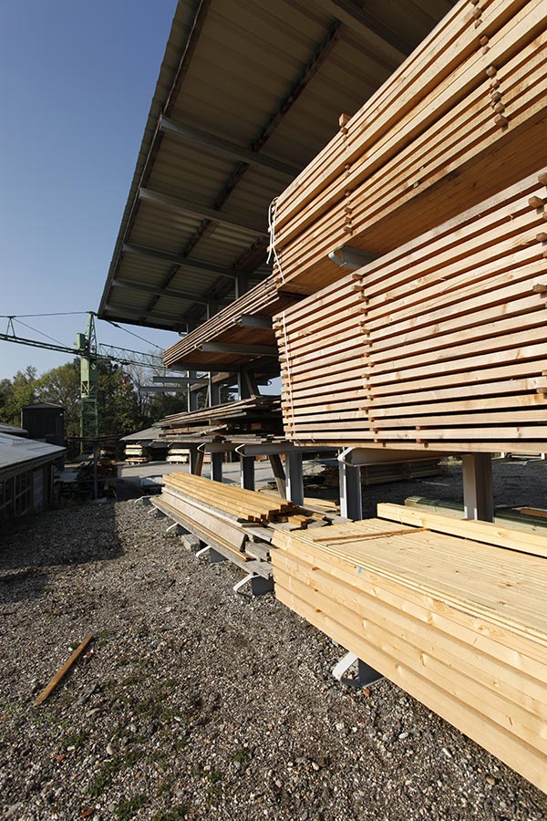 Holzlager bei Kaiser Holzbau auf dem Firmengelände in Straßkirchen