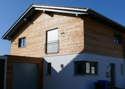 Doppelhaus mit Holzverkleidung