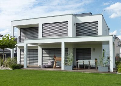 Haus mit geradlinigen Formen in moderner Optik