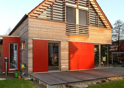Ökohaus mit Terrasse aus Holz