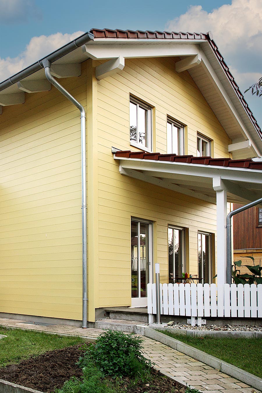 Schwedenhaus mit pastellgelber Holzfassade