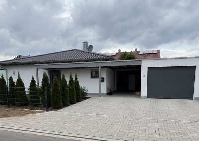 Einfahrt zum Bungalow mit Garage und Carport