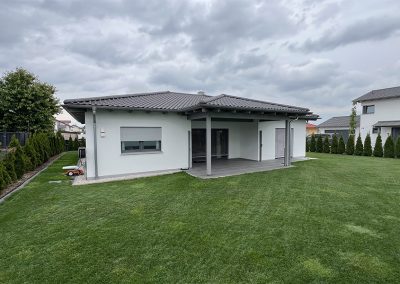 Ansicht mit Blick auf die Terrasse des Bungalows