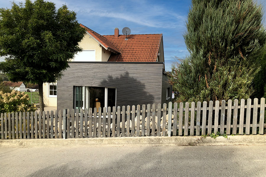 Einfamlienhaus nach dem Anbau - Ansicht Straße Einfamlienhaus nach dem Anbau - Ansicht Straße