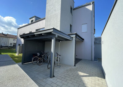Fahrrad-Unterstand von Mehrfamilienhaus in Massivbauweise